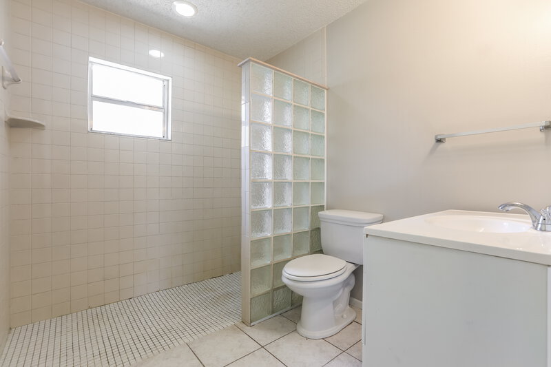 2,085/Mo, 5090 Olivia Rd Venice, FL 34293 Main Bathroom View 2