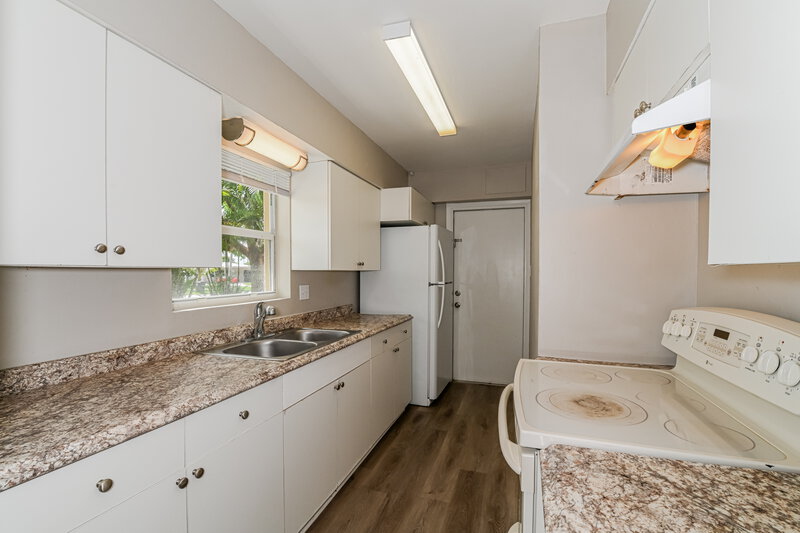 1,660/Mo, 4346 Tufts Ave Fort Myers, FL 33901 Kitchen View