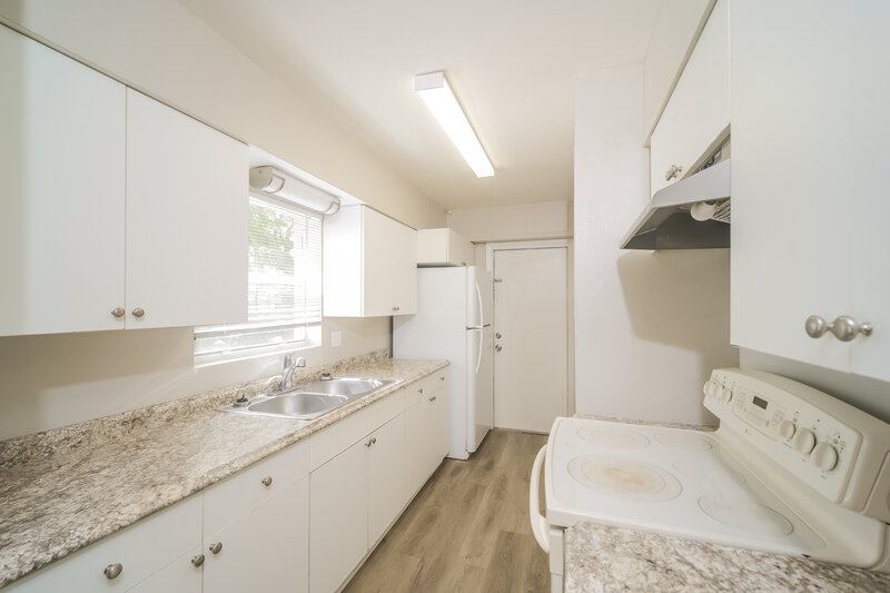 1,745/Mo, 4346 Tufts Ave Fort Myers, FL 33901 Kitchen View