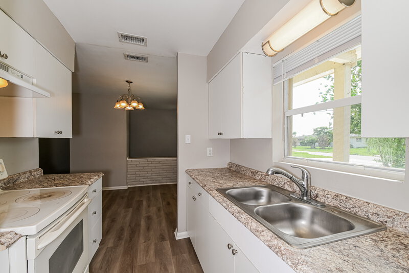 1,660/Mo, 4346 Tufts Ave Fort Myers, FL 33901 Kitchen View 2