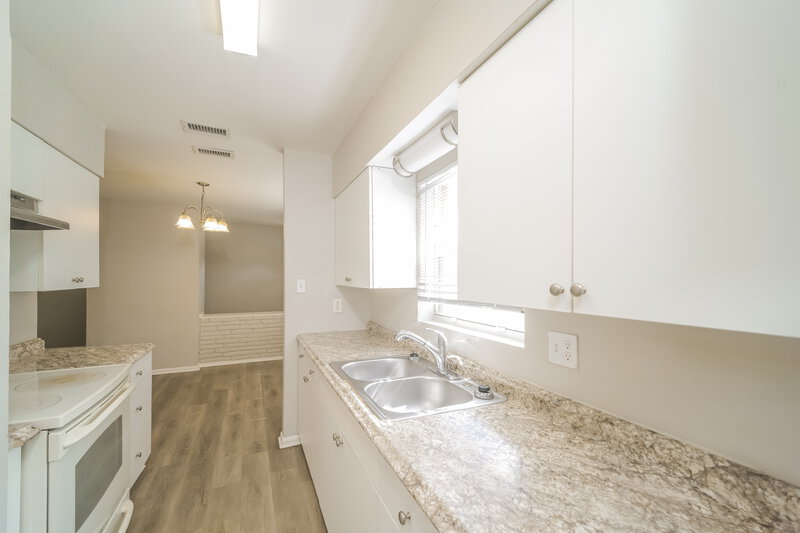 1,745/Mo, 4346 Tufts Ave Fort Myers, FL 33901 Kitchen View 2