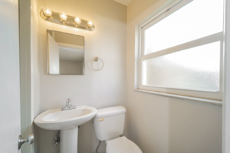1,745/Mo, 4346 Tufts Ave Fort Myers, FL 33901 Main Bathroom View