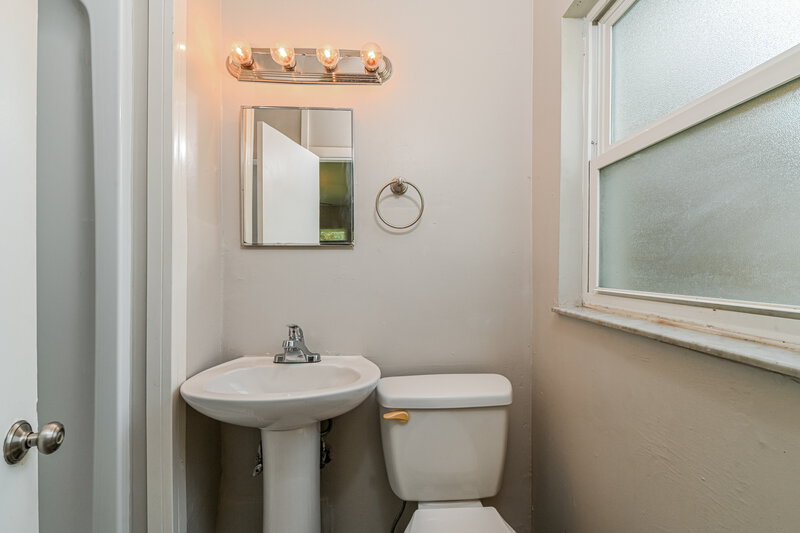 1,660/Mo, 4346 Tufts Ave Fort Myers, FL 33901 Main Bathroom View