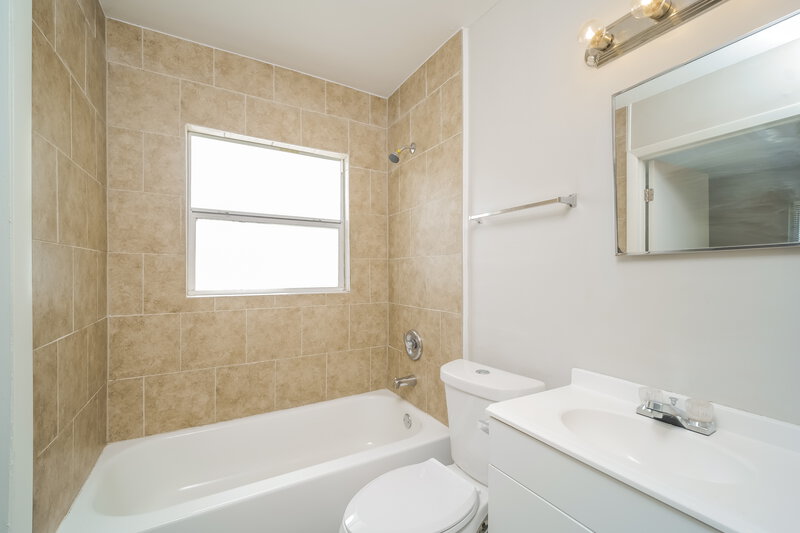 1,745/Mo, 4346 Tufts Ave Fort Myers, FL 33901 Bathroom View