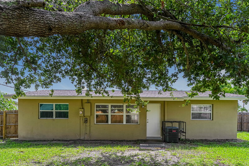1,660/Mo, 4346 Tufts Ave Fort Myers, FL 33901 Rear View