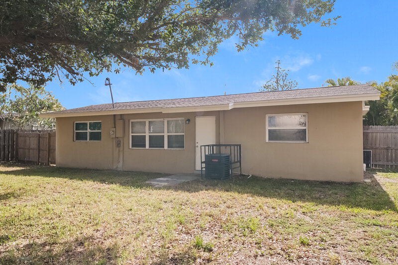 1,745/Mo, 4346 Tufts Ave Fort Myers, FL 33901 Rear View