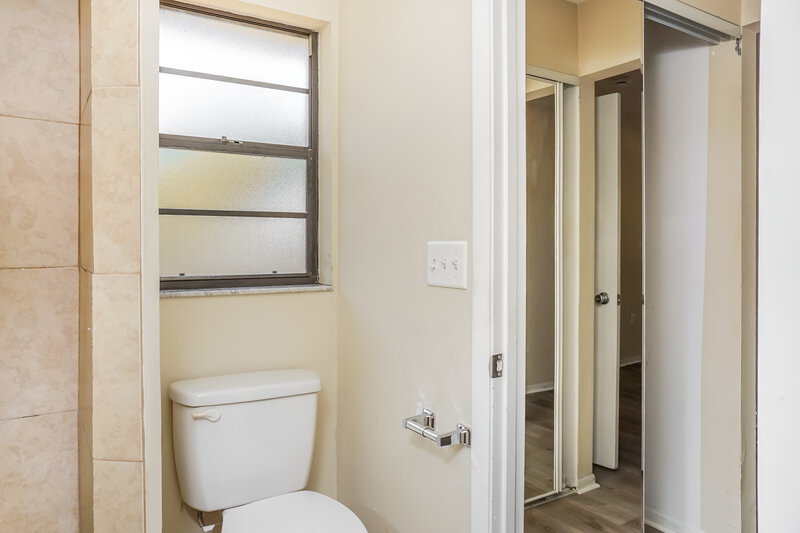 1,940/Mo, 2264 Silver Maple Ct Sarasota, FL 34234 Main Bathroom View