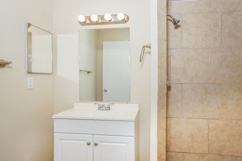 1,940/Mo, 2264 Silver Maple Ct Sarasota, FL 34234 Main Bathroom View 2