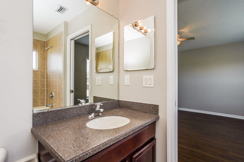 2,130/Mo, 11510 84TH CIR E Unit 102 Parrish, FL 34219 Main Bathroom View