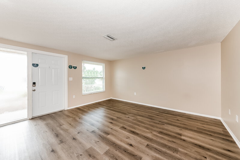 1,400/Mo, 430 Briarwood Rd Venice, FL 34293 Living Room View 2