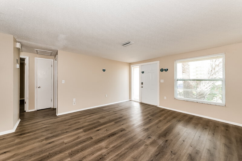 1,400/Mo, 430 Briarwood Rd Venice, FL 34293 Living Room View 3
