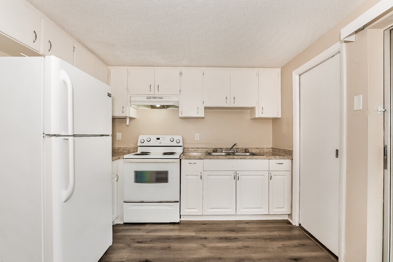 1,400/Mo, 430 Briarwood Rd Venice, FL 34293 Kitchen View 2