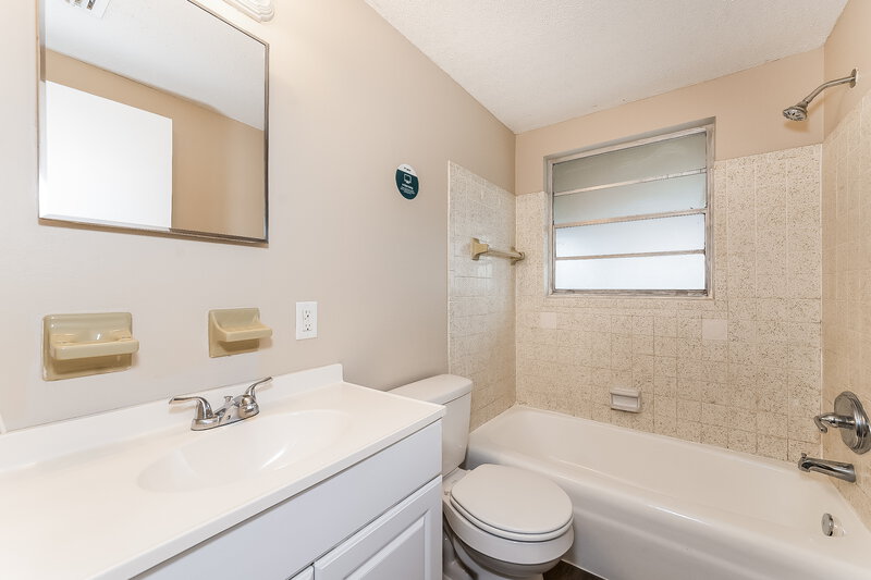 1,400/Mo, 430 Briarwood Rd Venice, FL 34293 Bathroom View