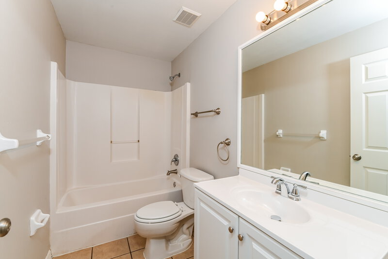 1,630/Mo, 736 Jack Ave S Lehigh Acres, FL 33973 Main Bathroom View