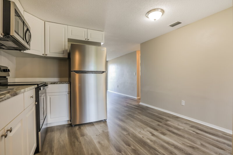 2,660/Mo, 432 Briarwood Rd Venice, FL 34293 Kitchen View 2