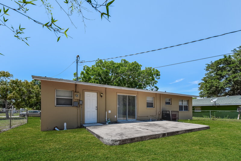 1,540/Mo, 1507 Bert Drive Fort Myers, FL 33916 Rear View