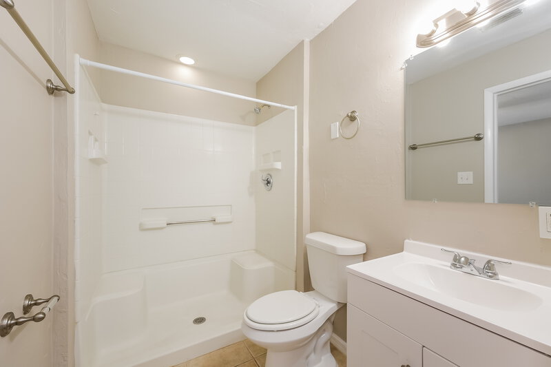 2,160/Mo, 800 Jarmilla Lane Fort Myers, FL 33905 Main Bathroom View