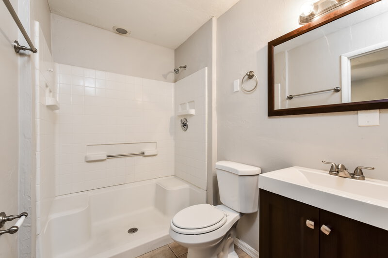 2,160/Mo, 800 Jarmilla Lane Fort Myers, FL 33905 Main Bathroom View 2