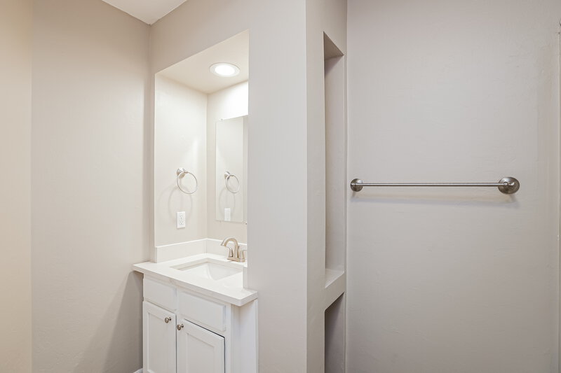 1,855/Mo, 4434 Armeda Avenue Fort Myers, FL 33905 Main Bathroom View
