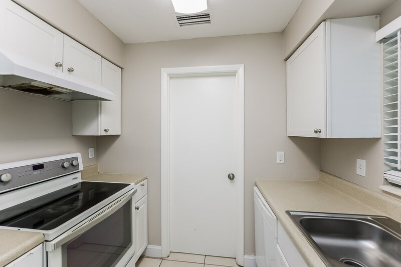 1,700/Mo, 11 Kentucky Road Lehigh Acres, FL 33936 Kitchen View