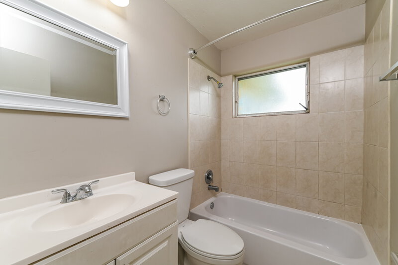 1,575/Mo, 11 Kentucky Road Lehigh Acres, FL 33936 Bathroom View
