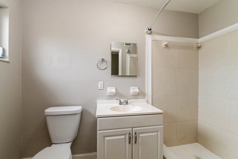 1,575/Mo, 11 Kentucky Road Lehigh Acres, FL 33936 Bathroom View 2
