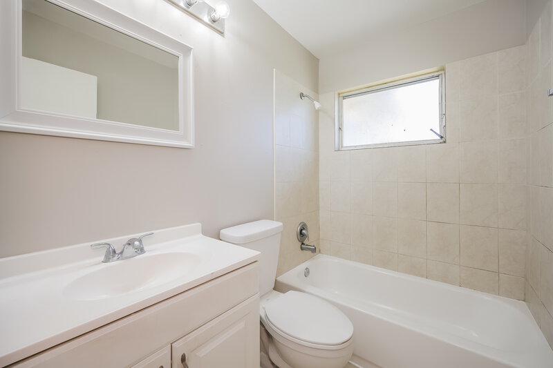 1,700/Mo, 11 Kentucky Road Lehigh Acres, FL 33936 Bathroom View