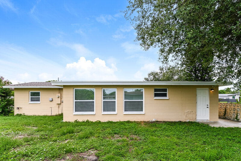 1,575/Mo, 11 Kentucky Road Lehigh Acres, FL 33936 Rear View