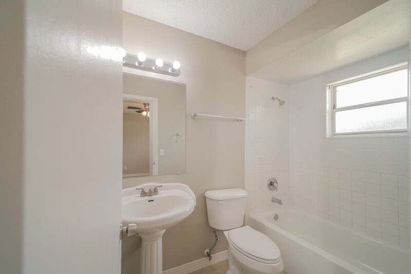 2,280/Mo, 1322 SE 12th Street Cape Coral, FL 33990 Bathroom View