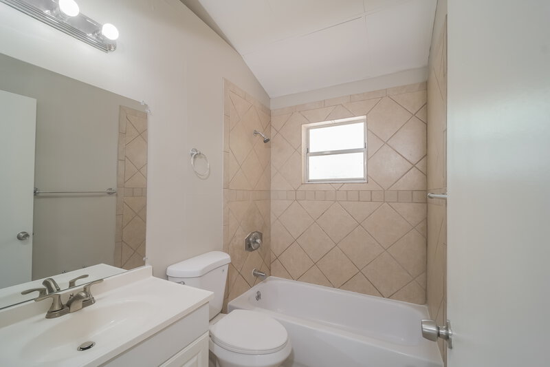 2,280/Mo, 1322 SE 12th Street Cape Coral, FL 33990 Bathroom View 2