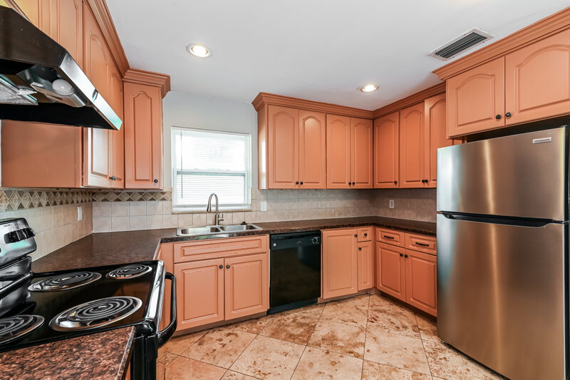 2,040/Mo, 5595 Sunrise Drive Fort Myers, FL 33919 Kitchen View