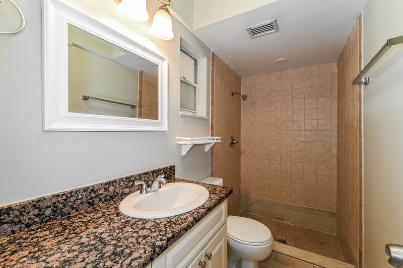 2,040/Mo, 5595 Sunrise Drive Fort Myers, FL 33919 Main Bathroom View