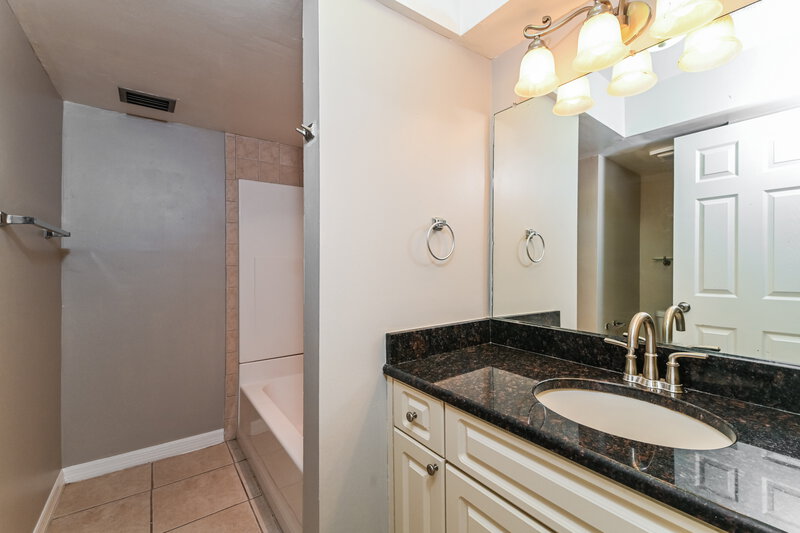 2,040/Mo, 5595 Sunrise Drive Fort Myers, FL 33919 Bathroom View