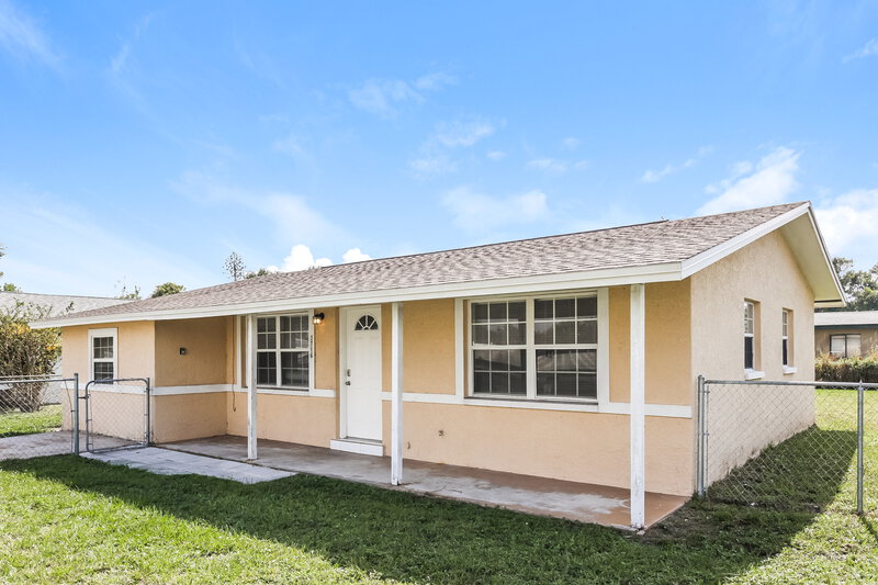 1,625/Mo, 3716 Edison Ave Fort Myers, FL 33916 Front View