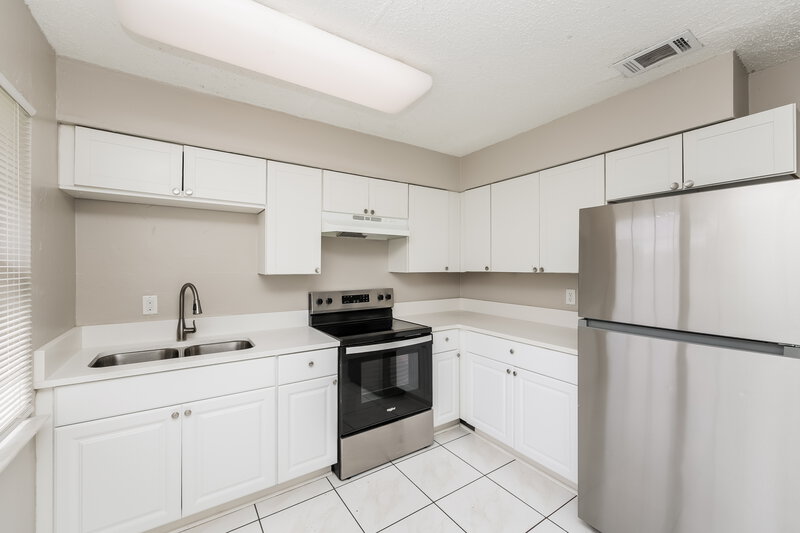 1,625/Mo, 3716 Edison Ave Fort Myers, FL 33916 Kitchen View
