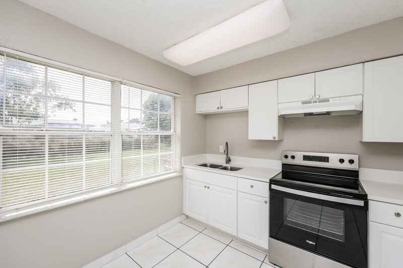 1,625/Mo, 3716 Edison Ave Fort Myers, FL 33916 Kitchen View 2