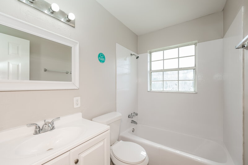 1,625/Mo, 3716 Edison Ave Fort Myers, FL 33916 Main Bathroom View