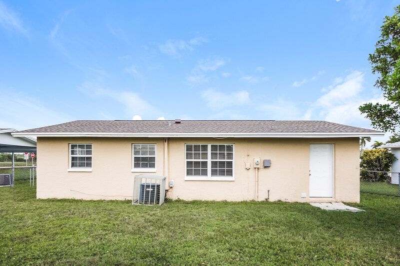 1,625/Mo, 3716 Edison Ave Fort Myers, FL 33916 Rear View