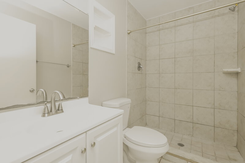 1,175/Mo, 5407 3rd Street W Lehigh Acres, FL 33971 Main Bathroom View
