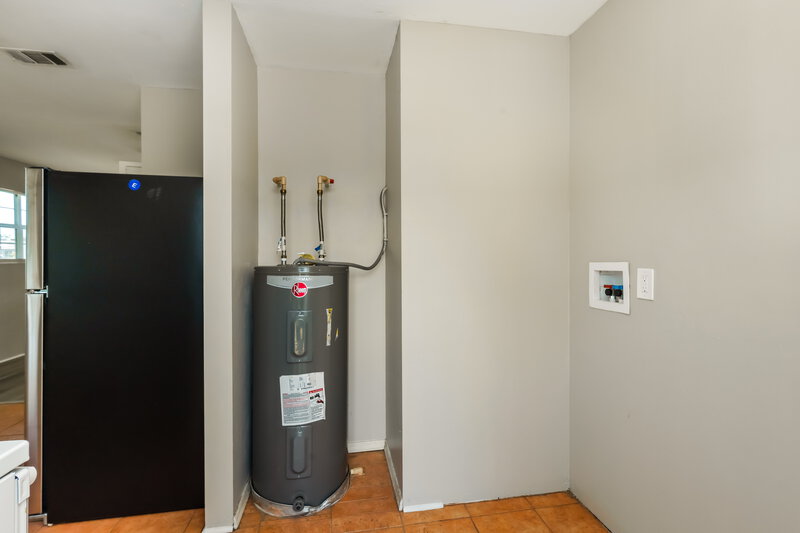 1,175/Mo, 5407 3rd Street W Lehigh Acres, FL 33971 Laundry Room View