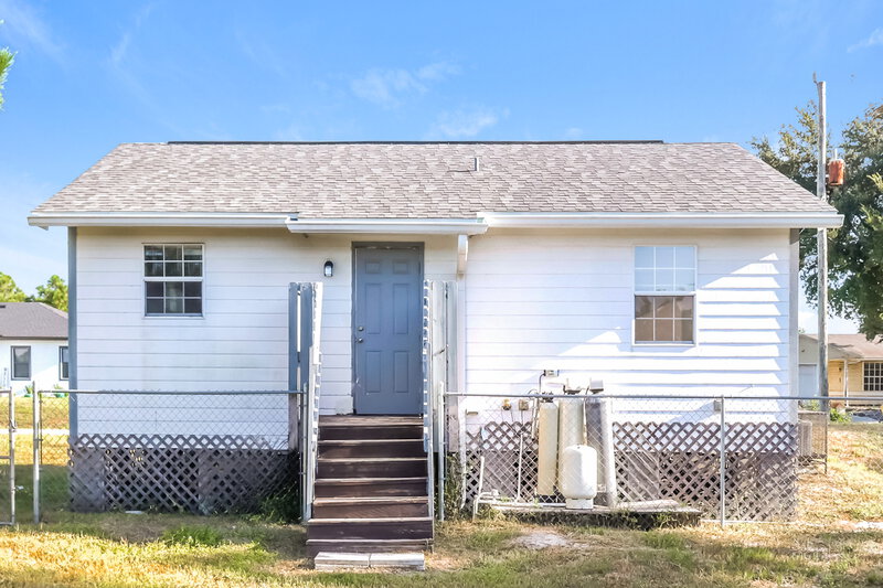 1,175/Mo, 5407 3rd Street W Lehigh Acres, FL 33971 Rear View