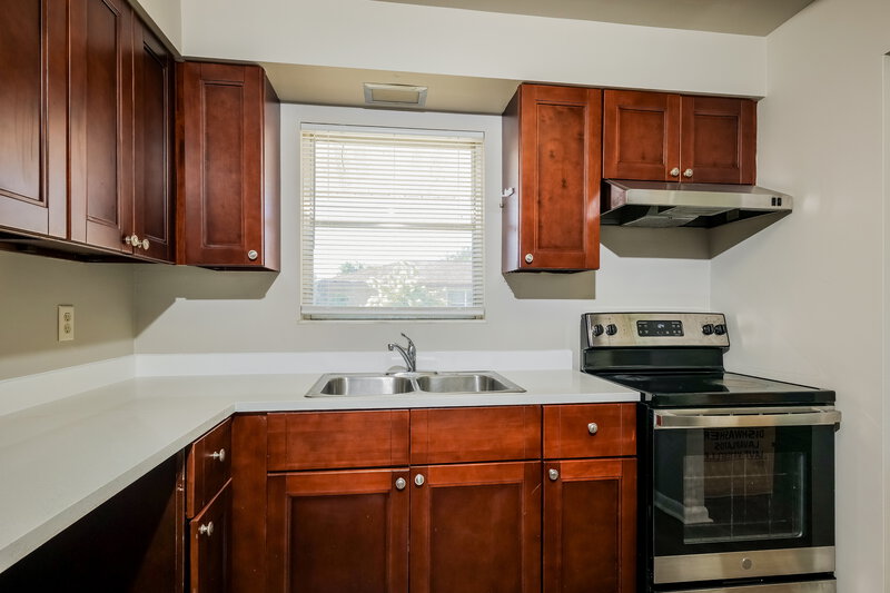 1,400/Mo, 502 Leeland Heights Boulevard E Lehigh Acres, FL 33936 Kitchen View 2