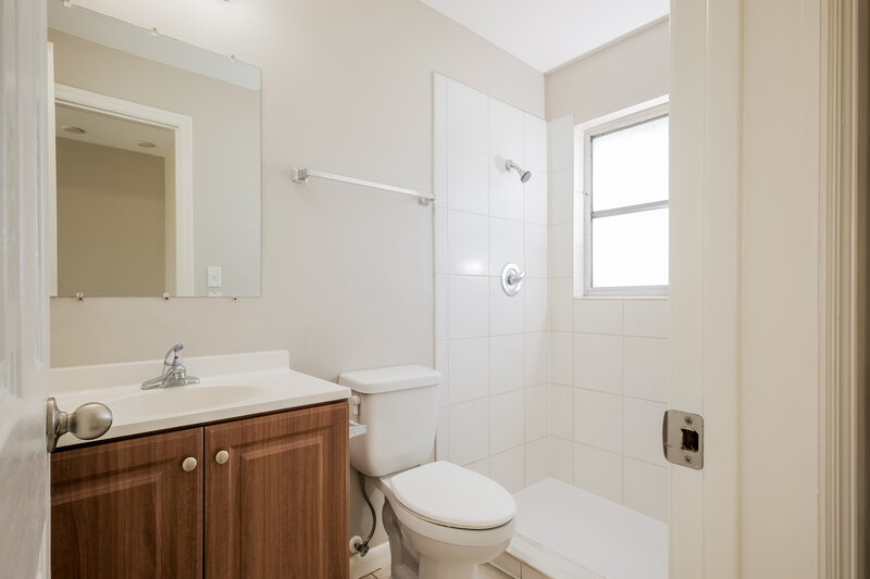 1,400/Mo, 502 Leeland Heights Boulevard E Lehigh Acres, FL 33936 Bathroom View