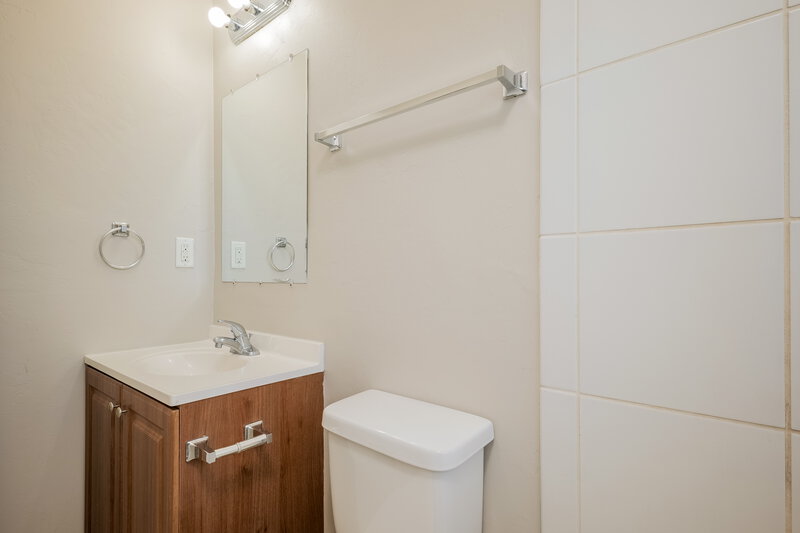 1,400/Mo, 502 Leeland Heights Boulevard E Lehigh Acres, FL 33936 Bathroom View 2