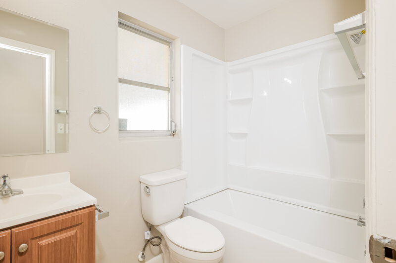1,400/Mo, 502 Leeland Heights Boulevard E Lehigh Acres, FL 33936 Bathroom View 3