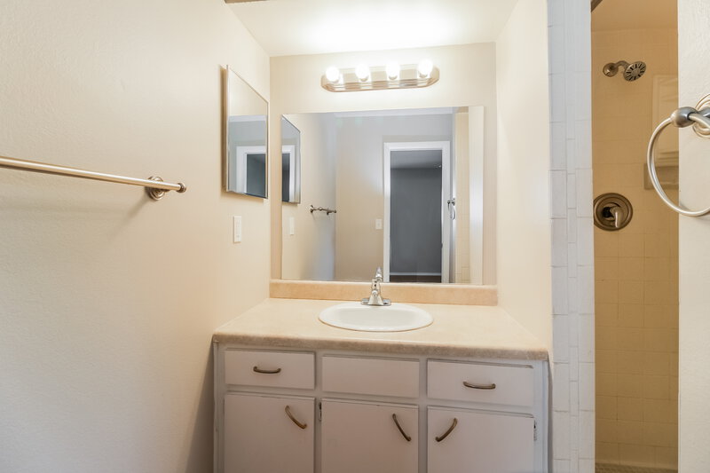 1,630/Mo, 323 SE 47th Street SE Cape Coral, FL 33904 Main Bathroom View