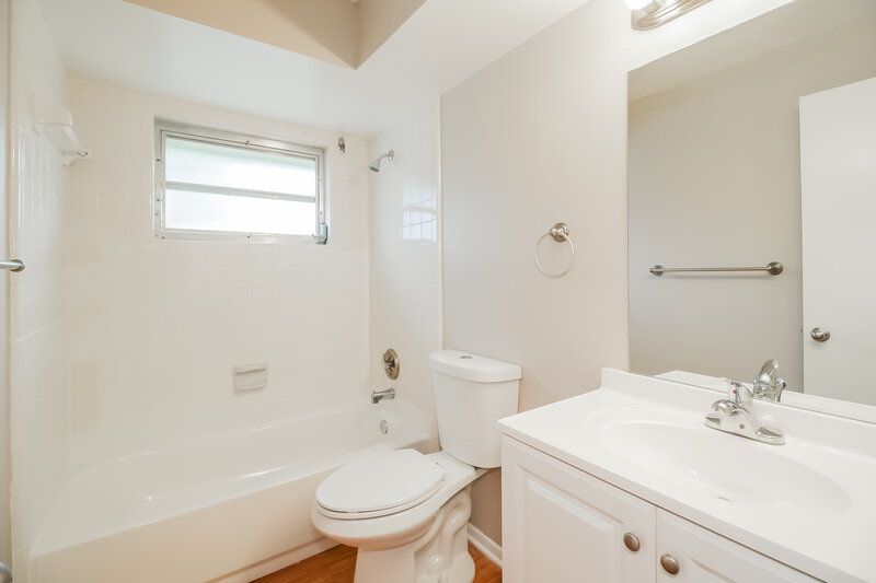 1,630/Mo, 323 SE 47th Street SE Cape Coral, FL 33904 Main Bathroom View 2