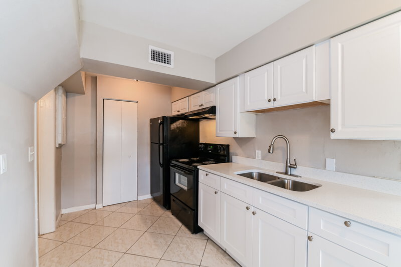 1,300/Mo, 100 Apache Street Lehigh Acres, FL 33936 Kitchen View