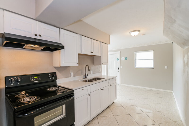1,300/Mo, 100 Apache Street Lehigh Acres, FL 33936 Kitchen View 2
