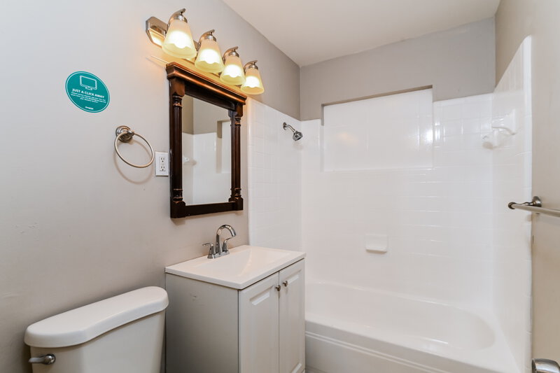 1,300/Mo, 100 Apache Street Lehigh Acres, FL 33936 Bathroom View